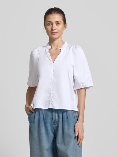 Kobiece modelka nosi Regular Fit Bluse mit V-Ausschnitt von Rich & Royal, biała bawełna, krótkie rękawy, krój regular fit, półdługa długość, widok całej sylwetki z przodu