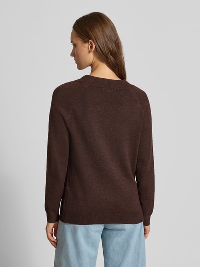 Frauenmodel trägt Regular Fit Pullover mit Rundhalsausschnitt Modell 'RICA' von ONLY in Braun mit feiner Struktur, Ganzkörperansicht Rückansicht. Damen Pullover von ONLY.