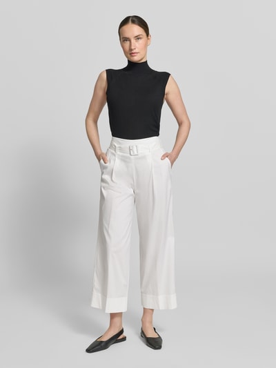Frauenmodel trägt Culotte mit Gürtel und Eingrifftaschen von Windsor in Weiß, Wide Leg Fit, Baumwoll-Mix, Ganzkörperansicht von vorne.