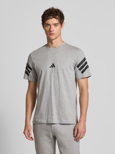 adidas Sportswear T-Shirt mit Logo und Rundhalsausschnitt Mittelgrau 4