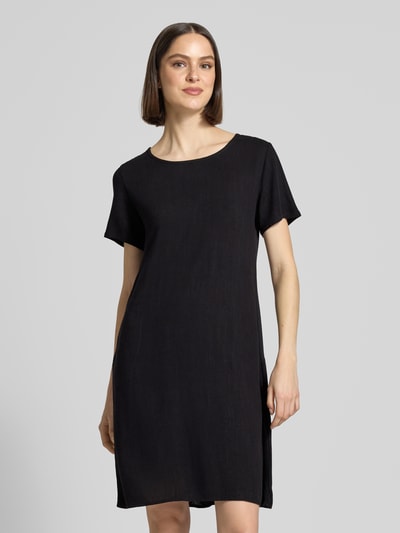 Frauenmodel trägt Relaxed Fit Kleid aus Viskose-Mix Modell 'Tara' von ZABAIONE, Schwarz, Kurzärmelig, Rundhalsausschnitt, Ganzkörperansicht von vorne. Rückenlänge bei Größe S: 96 cm, Brustweite: 49 cm, Ärmellänge: 21 cm, Leinen-Viskose-Anteil.