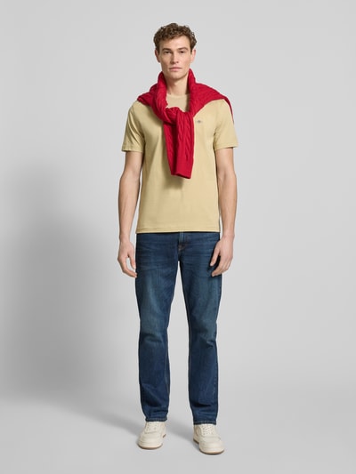 Męski model nosi Regular Fit T-Shirt mit Logo-Stitching od Gant, bawełna, krój regular fit, długość tyłu M: 68 cm, pełny widok z przodu