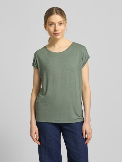 Frauenmodel trägt Relaxed Fit T-Shirt aus Viskose-Mix Modell 'LAVA' von Vero Moda in Grün, leicht glänzend, Rundhals, Ganzkörperansicht von vorne.