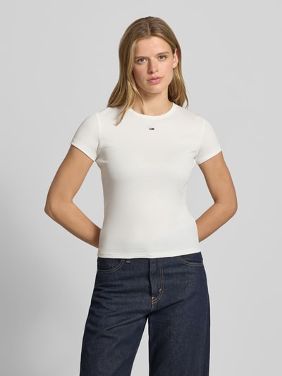 Frauenmodel trägt Damen T-Shirt von Tommy Jeans, Mehrfarbig, Optik: Mehrfarbig, Passform: Slim-Fit, Logo-Stitching, Rundhals, Kurzarm, aus Baumwoll-Mix, Ganzkörperansicht von vorne. Produktname: Slim Fit T-Shirts aus Baumwoll-Mix im 2-er-Pack.