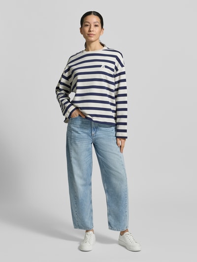 Modelka nosi Relaxed Fit Jeans aus reiner Baumwolle Modell 'LARA' od Marc O'Polo, jasnoniebieski denim, krój relaxed fit, 5 kieszeni, wysoki stan, całkowity widok z przodu
