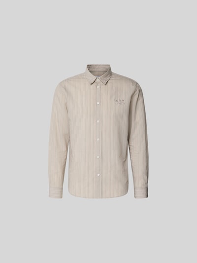 Produktfoto, Slim Fit Freizeithemd aus Baumwoll-Mix von MAISON KITSUNÉ, beige-weiß gestreift, Kentkragen, Langarm, Knopfleiste, glatte Textur.