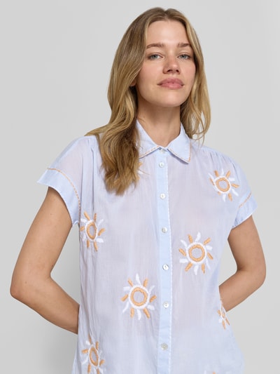 Frauenmodel trägt Regular Fit Bluse im Allover-Look mit Stitchings von Christian Berg Woman aus Reine Baumwolle, Nahaufnahme Oberkörper.