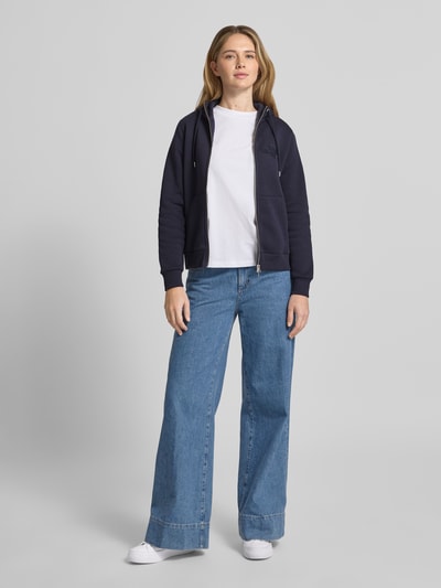Frauenmodel trägt Sweatjacke mit Zweiwege-Reißverschluss und Label-Stitching von Gant im Baumwoll-Mix, Regular Fit, Dunkelblau, Ganzkörperansicht von vorne