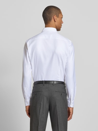 Männermodel trägt Slim Fit Businesshemd aus reiner Baumwolle Modell 'H-HANK-K' von BOSS in Weiß, Twill-Textur, Ganzkörperansicht Rückansicht.