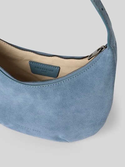 Produktfoto, Hobo Bag mit Logo-Prägung Modell 'RYKER' von LIEBESKIND BERLIN aus blauem Velours mit Reißverschluss, Schultergurt, beige gefüttert, Maße: Breite 27 cm, Länge 22 cm, Tiefe 5 cm, Riemenlänge 43 cm.