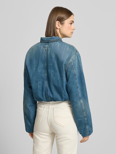 Frauenmodel trägt Regular Fit Jeansjacke aus reiner Baumwolle von Tommy Jeans in Optik: Unifarben, Denim, Ganzkörperansicht Rückansicht.