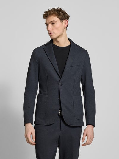 Männermodel trägt Slim Fit Sakko mit Viskose-Anteil Modell 'P-HANRY-J-WG-PK-261F' von BOSS in Dunkelblau, glatte Struktur, Ganzkörperansicht von vorne.