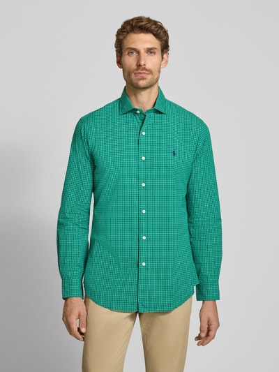 Männermodel trägt Custom Fit Freizeithemd aus reiner Baumwolle von Polo Ralph Lauren in Grün mit feinem Karomuster, Ganzkörperansicht von vorne.