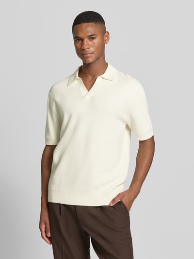 Męski model ma na sobie Strickshirt mit Polokragen und V-Ausschnitt von JAKE*S STUDIO MEN, mieszanka bawełny, krój regular fit, kolor jasny kremowy z krótkimi rękawami, długość tyłu 67 cm, długość rękawa 28 cm, całkowity widok z przodu.