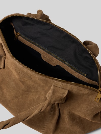 Produktfoto, Shopper mit Logo-Prägung in Suede-Optik Modell 'Lucy' von LIEBESKIND BERLIN, główna przegroda z zamkiem błyskawicznym, szerokość w rozmiarze 1: 50 cm, długość w rozmiarze 1: 33 cm, głębokość w rozmiarze 1: 22 cm, długość paska na ramię w rozmiarze 1: 72 cm, brązowa imitacja weluru, wyraźna tekstura
