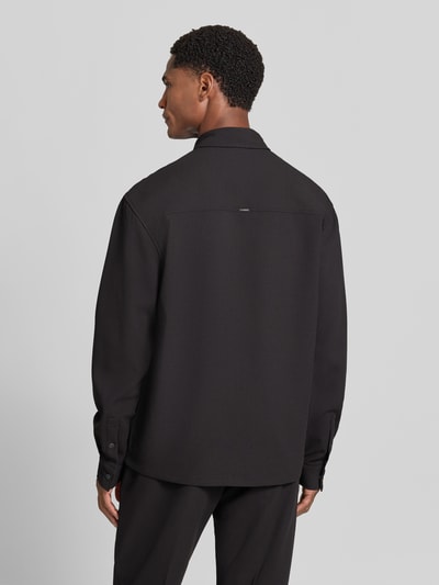 Männermodel trägt zwarte Regular fit heren hemdenjack van Antony Morato, Materiaalmix met viscose, Model 'SANTIAGO', Kentkraag, drukknoopsluiting, borstzak met drukknoop, manchetten met drukknoop, ruglengte bij maat 50 is 65 cm, Ganzkörperansicht Rückansicht.