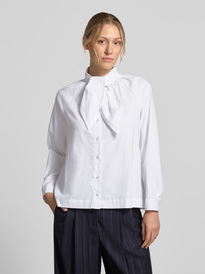Frauenmodel trägt Regular Fit Hemdbluse aus Baumwoll-Mix mit Stehkragen von Smith and Soul, Weiß, langärmlig, Raffungen, Nahaufnahme Oberkörper.