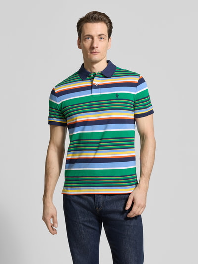 Männermodel trägt Slim Fit Poloshirt aus reiner Baumwolle von Polo Ralph Lauren, Optik: mehrfarbig, gestreift, Logo-Detail, Piqué, Ganzkörperansicht von vorne.