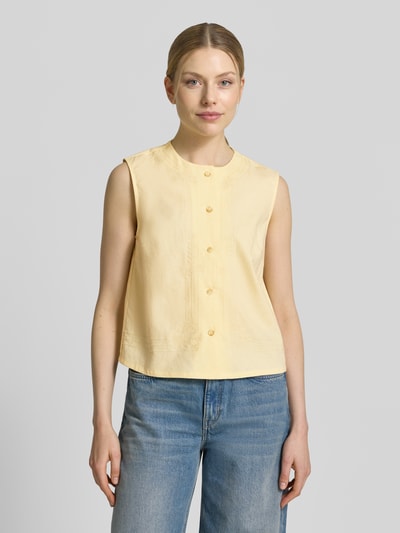 Modelka nosi Blusentop aus Leinen-Viskose-Mix mit Stitchings von JAKE*S STUDIO WOMAN, żółty, krój regular fit, okrągły dekolt, guziki, przód gładki, długość tyłu w rozmiarze 36: 50 cm, zdjęcie całej sylwetki z przodu.
