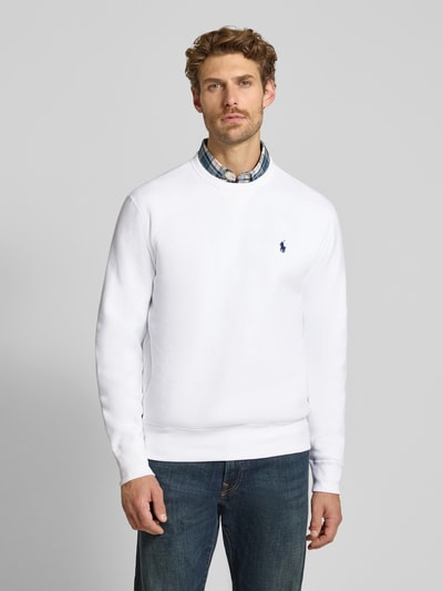 Männermodel trägt weißes Regular Fit Sweatshirt aus Baumwoll-Mix von Polo Ralph Lauren, klassische Struktur, Ganzkörperansicht von vorne. Herren Sweatshirt von Polo Ralph Lauren
