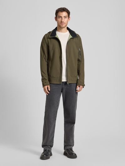 Męski model nosi Regular Fit Jacke mit Kapuze Modell 'BARMSTEDT' od Icepeak, oliwkowy kolor, prosta forma, tekstura gładka, kieszeń na rękawie na zamek, kieszenie boczne, suwak, nadruk z logo, długość tyłu w rozmiarze 50: 78 cm, szerokość ramion w rozmiarze 50: 43 cm, szerokość klatki piersiowej w rozmiarze 50: 54 cm, długość rękawa w rozmiarze 50: 71 cm, pełny widok z przodu