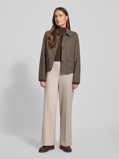 Frauenmodel trägt Wide Leg Hose mit Viskose-Anteil Modell 'EMMA-TARA' von Selected Femme, Optik: Unifarben, Passform: Wide Leg, Applikation: Label-Stitching, Bundabschluss: Elastisch, seitliche Eingrifftaschen, Ganzkörperansicht von vorne.