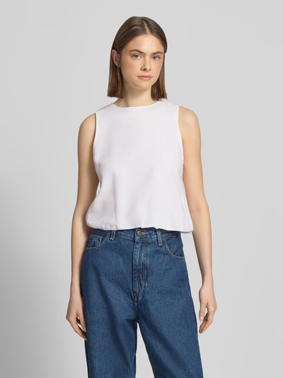 Vrouwenmodel draagt dames top van Only, model 'Goa', look: effen kleuren, regular fit, ronde hals, ballon rompzoom, mix van viscose en linnen, gevlamd garen, voorkant gehele lichaamsopname.