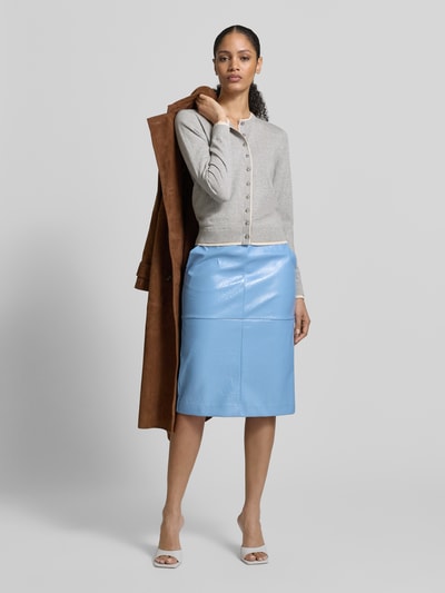 Vrouwenmodel draagt Strickjacke aus Baumwoll-Kaschmir-Mix van Jake*s Collection, lichtgrijs, geribde boorden, ronde hals, knoopsluiting, Regular Fit, vooraanzicht volledige lichaam.