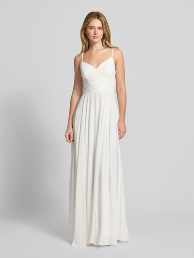 Vrouwenmodel draagt Brautkleid in Wickel-Optik van Mascara in wit chiffon, getailleerde pasvorm, hartvormige hals, spaghettibandjes, mouwloos design, naadritssluiting, maxilengte, ruglengte maat 36 136cm, borstwijdte 36cm, geheel vooraanzicht.