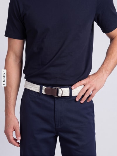 Männermodel trägt Bermudas mit Gürtel und Eingrifftaschen von MCNEAL, Baumwoll-Mix, gerader Schnitt, navyblau, Nahaufnahme Oberkörper.