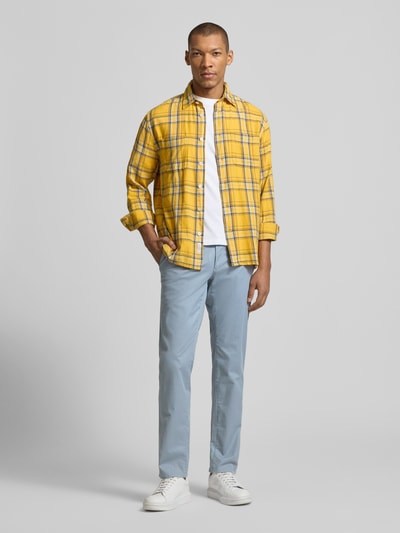 Männermodel trägt Slim Fit stoffen broek met achterzakken model 'Fabio' van Brax in lichtblauw katoenmix, steekzakken, knoop- en ritssluiting, bandwijdte 44 cm, binnenbeenlengte 81 cm, geheellichaam vooraanzicht.