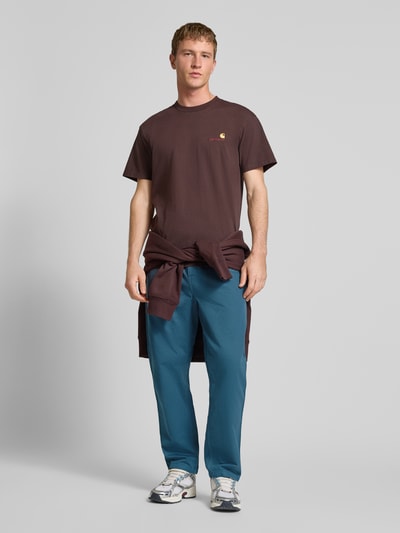 Männermodel trägt Hose mit elastischem Bund Modell 'FLINT' von Carhartt Work In Progress in Blau, Baumwolle, Regular Fit, Ganzkörperansicht von vorne.