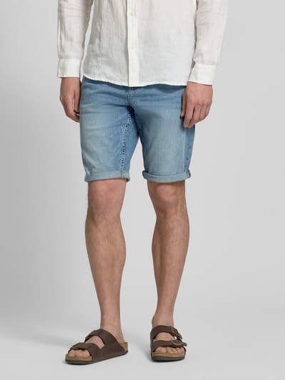 Männermodel trägt Regular Fit Jeans Bermudas aus Baumwoll-Mix von Tom Tailor in heller Denim-Optik mit 5-Pocket-Design, Nahaufnahme Unterkörper.