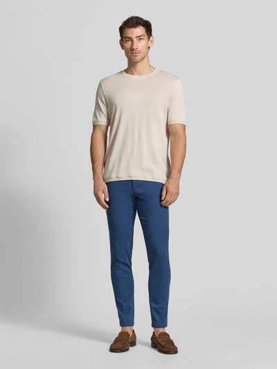 Mannelijk model draagt blauwe slim fit chino uit katoenmix model 'GABARDINE' van Selected Homme, Heren chino, Ganzeker lichaamsaanzicht van voren