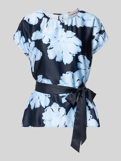 Produktfoto, Blusenshirt aus Satin mit Bindegürtel von Christian Berg Cocktail, granatowy z niebieskimi kwiatami, taillowany krój, pasek, okrągły dekolt, krótki rękaw, długość tyłu w rozmiarze 36: 58 cm, długość rękawa w rozmiarze 36: 13 cm, elegancka satynowa faktura