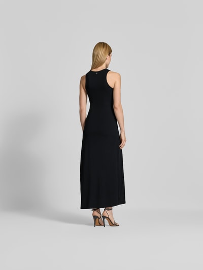 Frauenmodel trägt Maxikleid mit Cut-Out von Rabanne aus elastischem Baumwoll-Mix, Slim Fit, ärmellos, schwarz, Ganzkörperansicht Rückansicht.