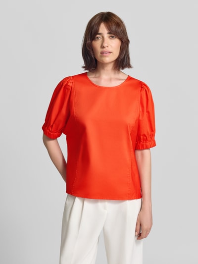 Frauenmodel trägt Regular Fit Bluse mit Puffärmeln Modell 'SOLID' von Fynch-Hatton in kräftigem Rot, Rundhalsausschnitt, Ganzkörperansicht von vorne. Rückenlänge 61 cm, Ärmellänge 32 cm, Kontrast zu heller Hose.