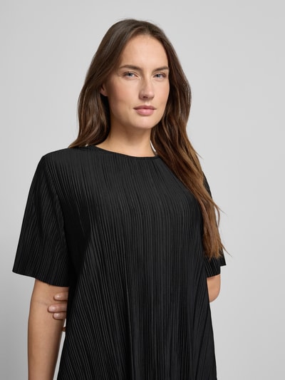 Frauenmodel trägt Relaxed Fit Kurarzm Bluse mit Rundhalsausschnitt Modell 'Uma' von Samsøe Samsøe, elastischer Material-Mix, Nahaufnahme Oberkörper.
