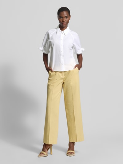 Frauenmodel trägt Bluse mit 1/2-Arm und Hemdblusenkragen von Luisa Cerano in Weiß, reine Baumwolle, Straight Fit, Ganzkörperansicht von vorne.
