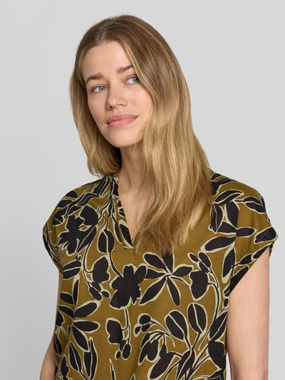 Frauenmodel trägt Blusenshirt mit V-Ausschnitt Modell 'FEODORA' von Soyaconcept, florales Muster, Reine Baumwolle, Gerader-Schnitt, Kappärmel, Nahaufnahme Oberkörper.
