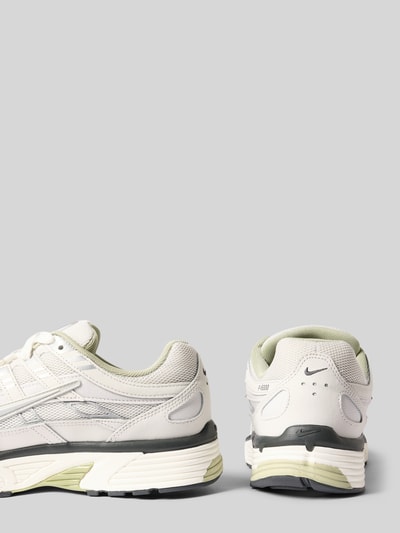 Produktfoto, Sneaker mit Logo-Detail von Nike in Beige und Grau mit griffiger Struktur auf hellem Hintergrund, Herren Sneaker von Nike.