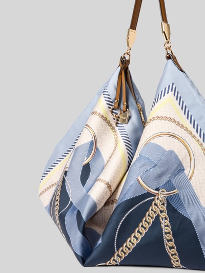 Produktfoto, Handtasche mit Tragehenkel Modell 'FOULARD' von Liu Jo White aus blauem Satin mit goldfarbenem Kettendekor, Label-Taschenanhänger, Hauptfach mit Reißverschluss, 70x40x5 cm, Schulterriemen 38 cm, Grafikmuster und glatte, seidige Textur.