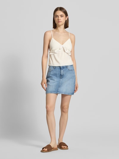 Vrouwenmodel draagt Regular Fit Trägertop uit viscose-linnen-mix model 'SIESTA' van Only, effen look, hartvormige hals, spaghettibandjes, uitlopend, gevlamd garen, mix van viscose en linnen, zonder motief, voorkant volledige lichaamsweergave.