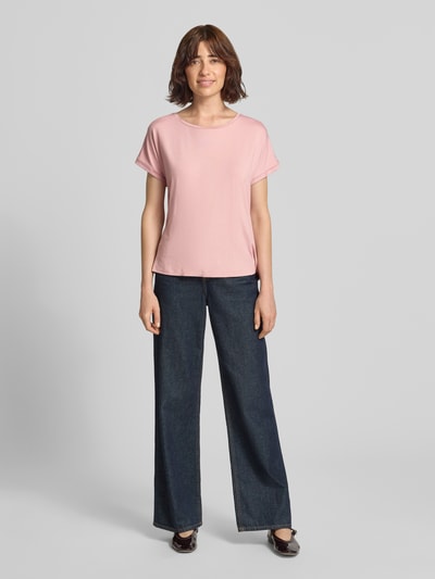 Frauenmodel trägt T-Shirt aus Viskose-Mix mit Rundhalsausschnitt von Christian Berg Woman in Rosa, Regular Fit, Kappärmel, Ganzkörperansicht von vorne.
