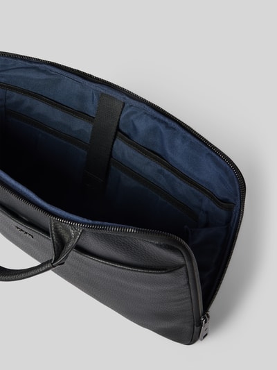 Produktfoto, Laptoptasche aus Leder mit Tragehenkel Modell 'Cardona Samu' von JOOP! COLLECTION in Schwarz, Hauptfach mit Reißverschluss, Label-Detail, Innenfutter Blau, Breite 41 cm, Länge 29 cm, Tiefe 2 cm, Länge Schulterriemen 30 cm.