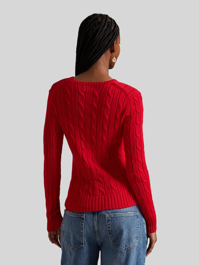 Frauenmodel trägt Strickpullover mit Zopfmuster Modell 'JULIANNA' von Polo Ralph Lauren in Rot, reine Baumwolle, Rückansicht Ganzkörperansicht.