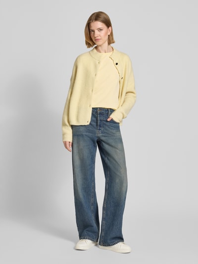 Frauenmodel trägt T-Shirt mit Rundhalsausschnitt und Rollsaum von Christian Berg Woman in Gelb, reine Baumwolle, Regular Fit, Ganzkörperansicht von vorne.