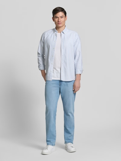 Männermodel trägt Relaxed Tapered Fit Jeans mit Eingrifftaschen von PAUL SMITH aus Baumwoll-Elasthan-Mix in Hellblau, Ganzkörperansicht von vorne. Bundweite 44 cm, Innenbeinlänge 80 cm, stilvoller Herren Jeans-Look.