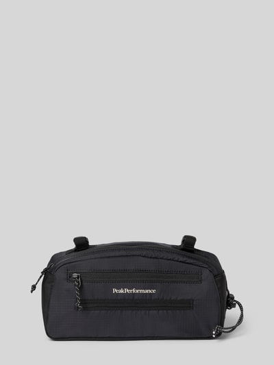 Produktfoto, czarna Fahrradtasche mit Label-Detail od PEAK PERFORMANCE z główną przegrodą i boczną przegródką zapinaną na zamek błyskawiczny, szerokość w rozmiarze 1: 26 cm, długość w rozmiarze 1: 14 cm, głębokość w rozmiarze 1: 5 cm, długość paska: 94 cm