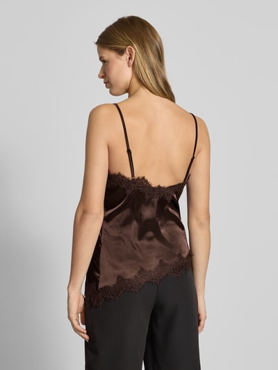 Frauenmodel trägt Trägertop aus Satin mit Spitzenbesatz Modell 'SOFIE' von Noisy May in Braun mit Asymmetrischer-Look, Ganzkörperansicht Rückansicht. Damen Satin, V-Ausschnitt, Spaghettiträger, Rückenlänge bei Größe S: 32 cm.